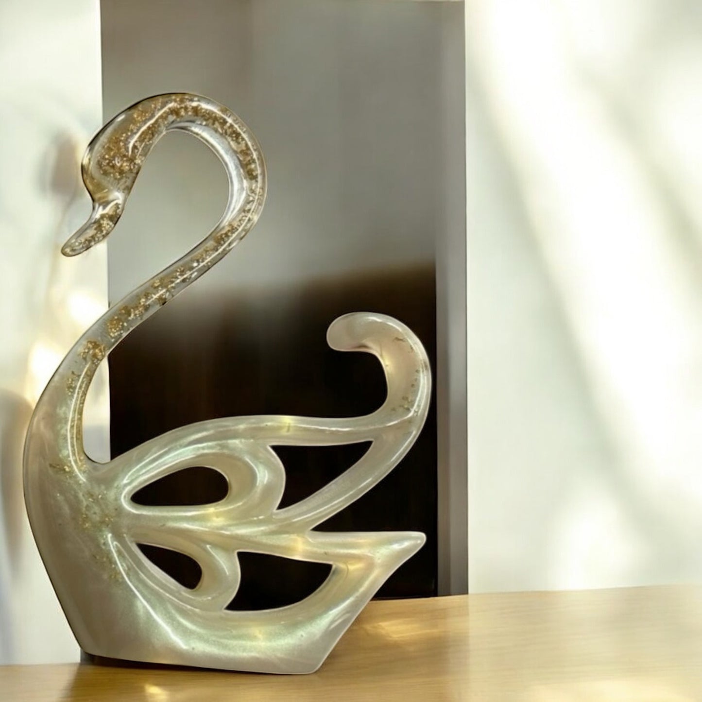 Couple de cygnes lumineux en résine époxy, feuilles d'Or 18 Carats.