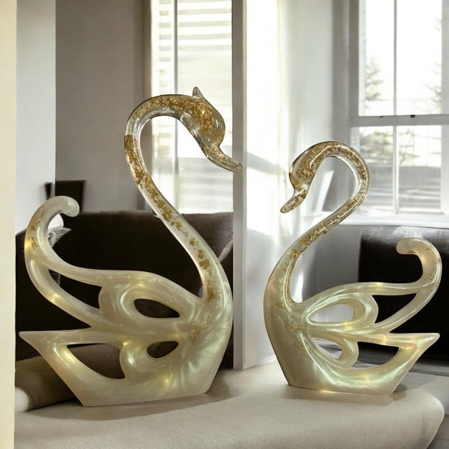 Couple de cygnes lumineux en résine époxy, feuilles d'Or 18 Carats.