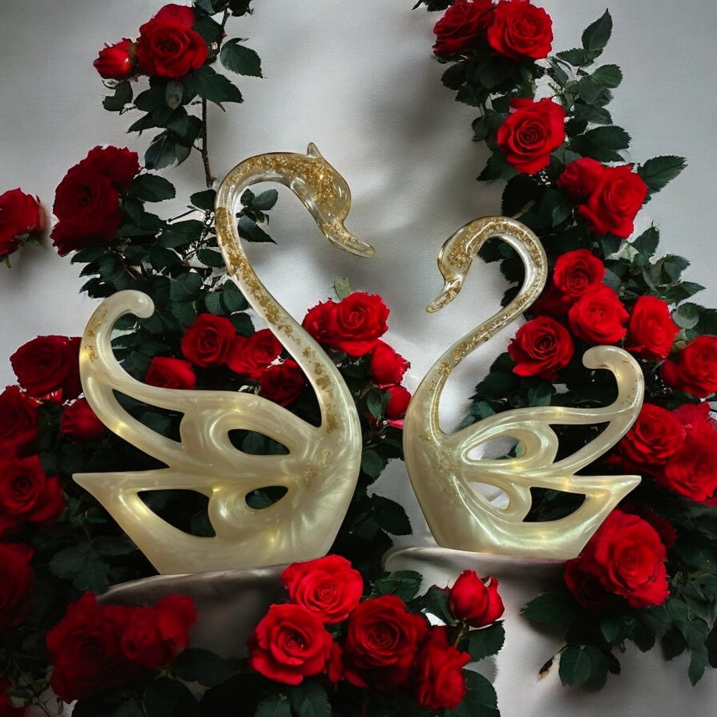 Couple de cygnes lumineux en résine époxy, feuilles d'Or 18 Carats.