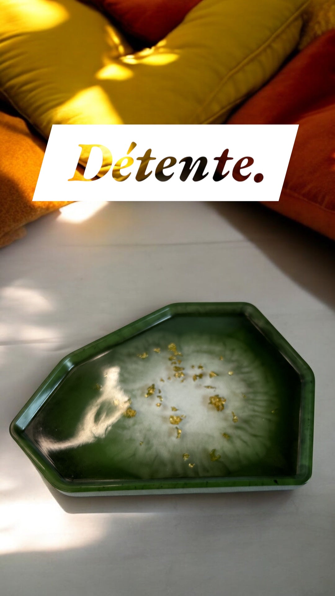 Plateau géométrique avec des feuilles d'Or 18 Carats en résine époxy