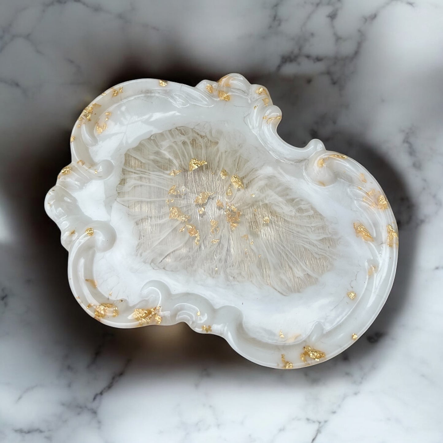 Plateau Ovale vintage avec des feuilles d'Or 18 Carats en résine époxy