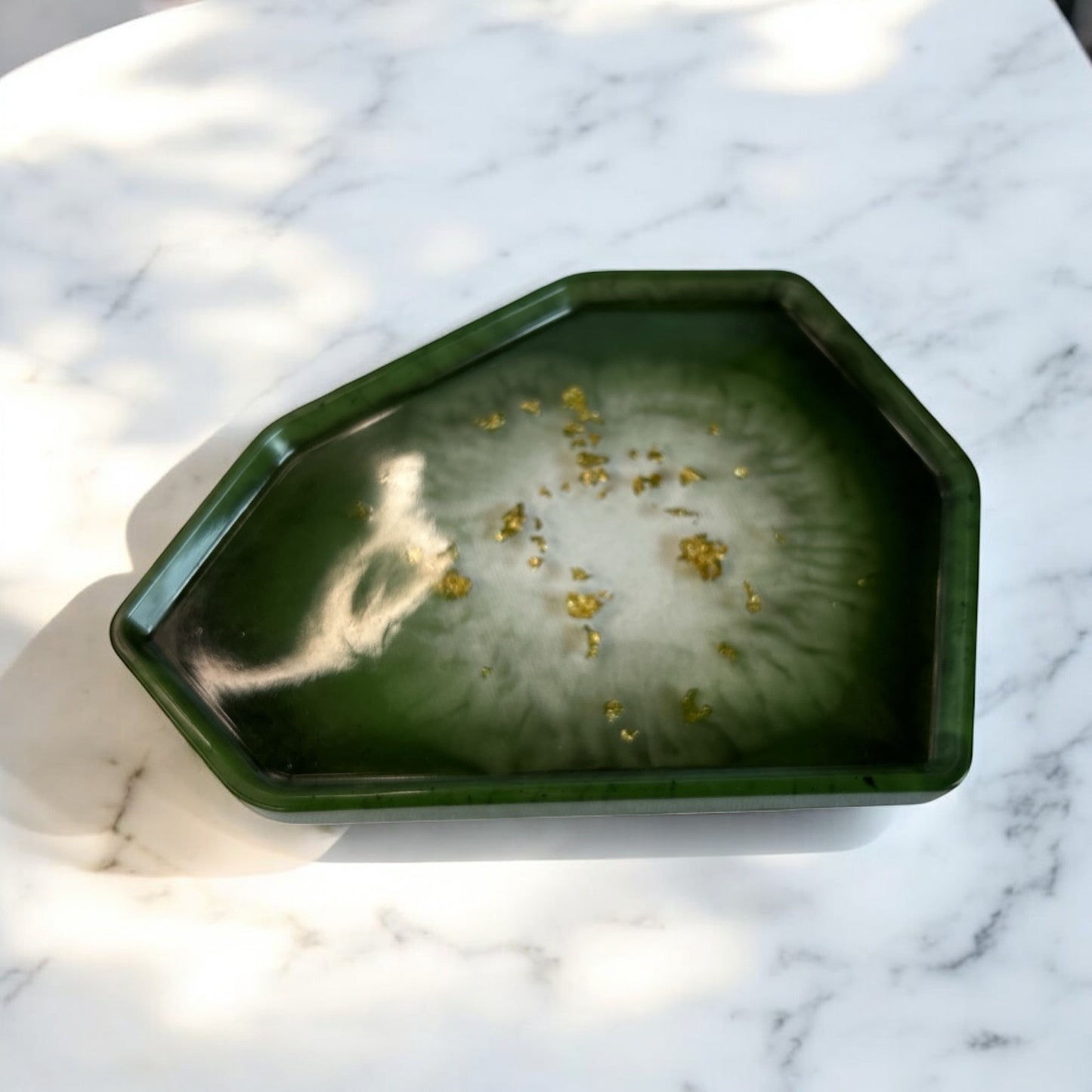 Plateau géométrique avec des feuilles d'Or 18 Carats en résine époxy
