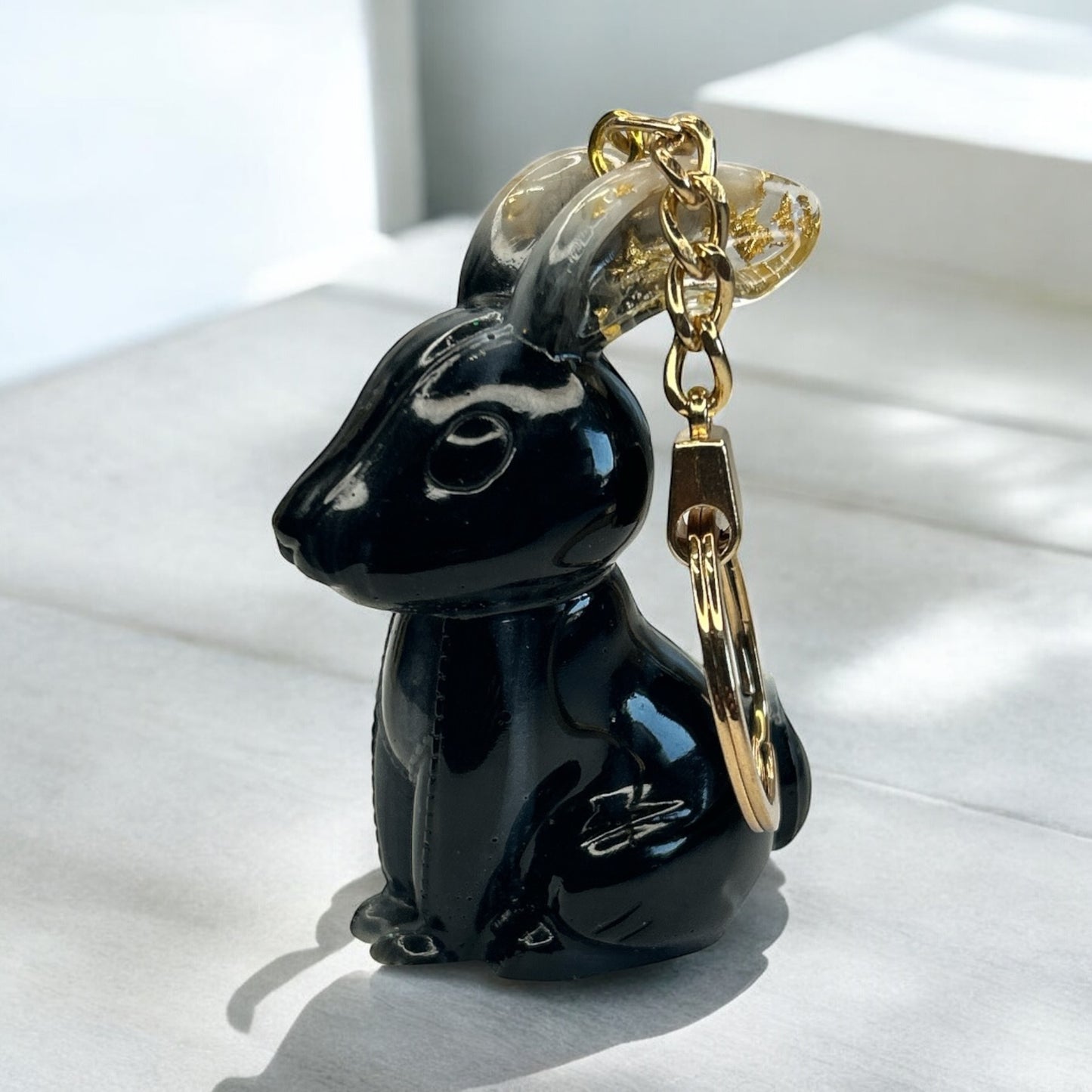 Figurine Lapin avec des Feuilles d'Or 18 Carats en résine époxy