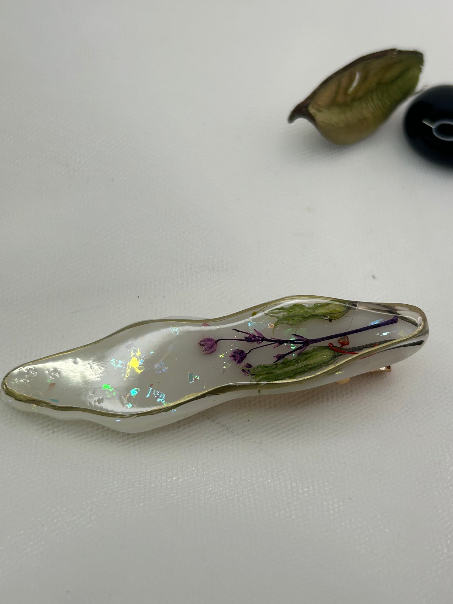 Barrette à cheveux avec des fleurs séchées en résine époxy