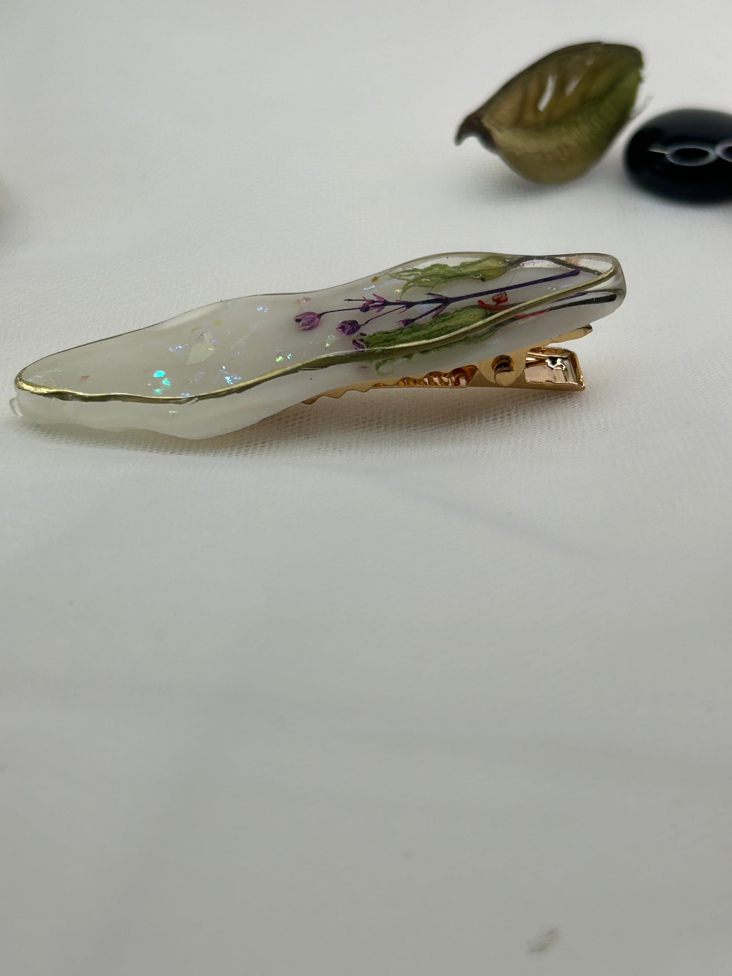 Barrette à cheveux avec des fleurs séchées en résine époxy
