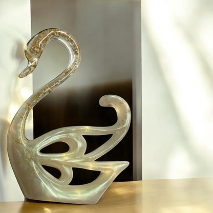 Couple de cygnes lumineux en résine époxy, feuilles d'Or 18 Carats.