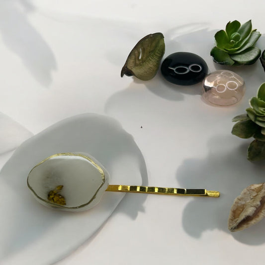 Barrette à cheveux avec des fleurs séchées en résine époxy
