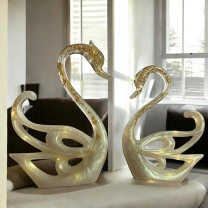 Couple de cygnes lumineux en résine époxy, feuilles d'Or 18 Carats.