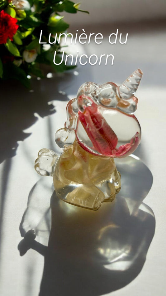 Figurine Licorne avec des fleures séchées en résine époxy