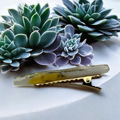 Barrette à cheveux avec des fleurs séchées en résine époxy