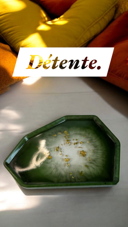Plateau géométrique avec des feuilles d'Or 18 Carats en résine époxy