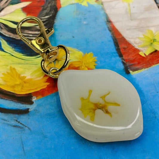 Porte-clés avec des fleurs séchées en résine époxy