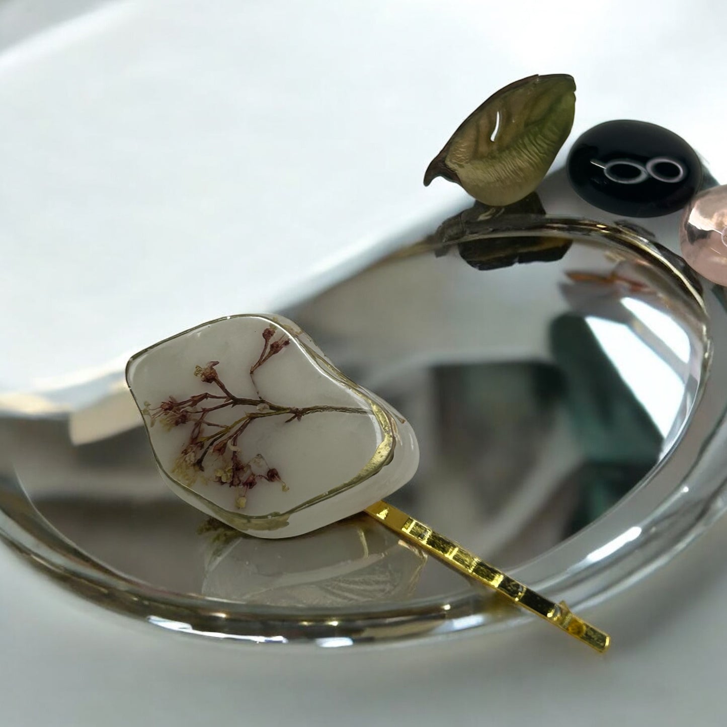 Barrette à cheveux avec des fleurs séchées en résine époxy