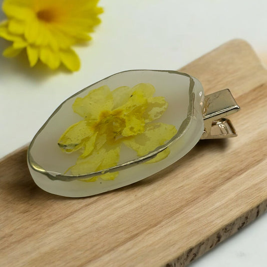 Barrette à cheveux avec des fleurs séchées en résine époxy