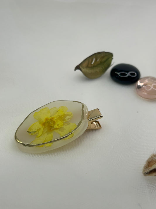 Barrette à cheveux avec des fleurs séchées en résine époxy