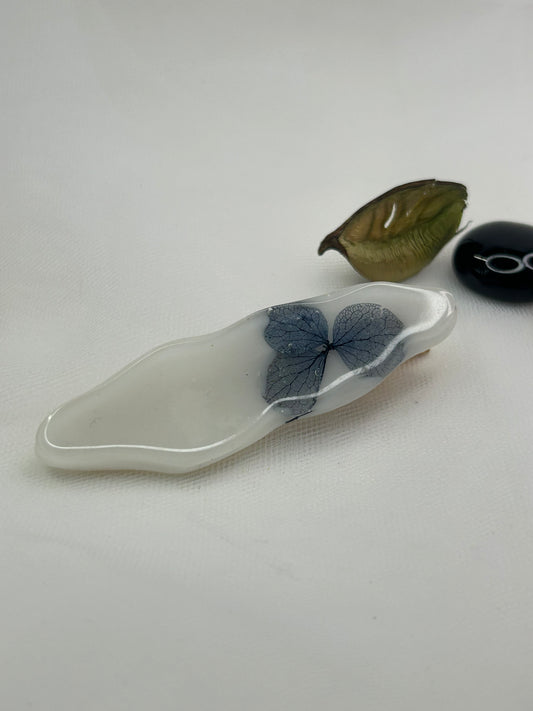 Barrette à cheveux avec des fleurs séchées en résine époxy