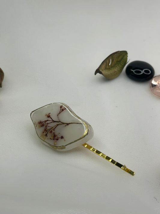 Barrette à cheveux avec des fleurs séchées en résine époxy