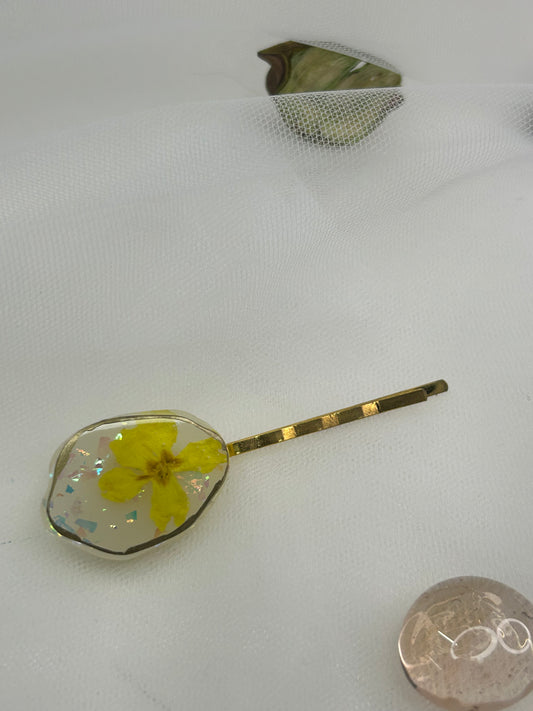Barrette à cheveux avec des fleurs séchées en résine époxy